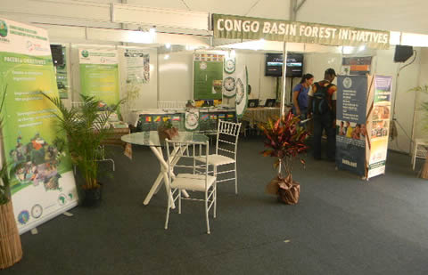 docs/news/Avril-juillet 2012/PFBC-Stand_CongoBasinRio20_4.jpg